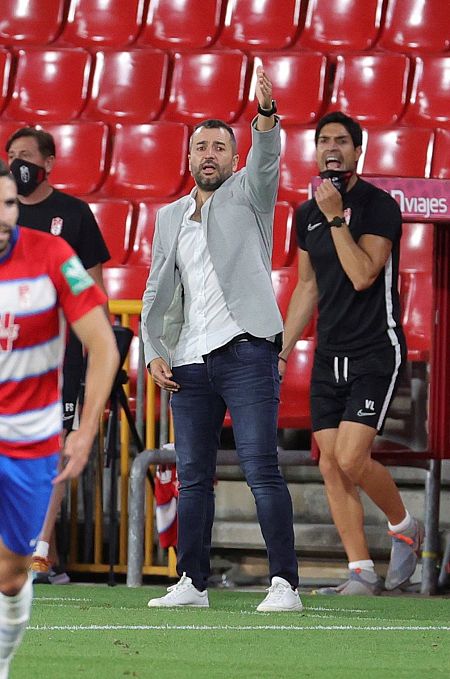 El técnico del Granada, Diego Martínez, durante el encuentro correspondiente a la jornada 36 de primera división que disputan esta noche frente al Real Madrid en el Estadio Nuevo Los Cármenes en la capital nazarí.