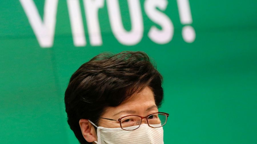 La jefa del Ejecutivo hongkonés, Carrie Lam, durante una rueda de prensa sobre la situación del coronavirus, este lunes