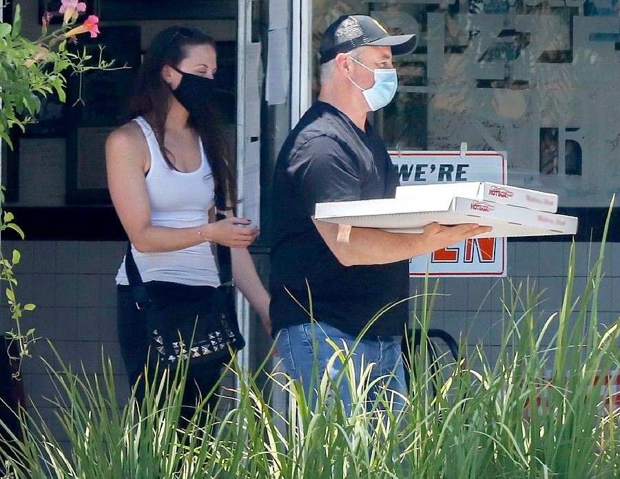 Matt LeBlanc con una amiga recogiendo unas pizzas en Los Ángeles