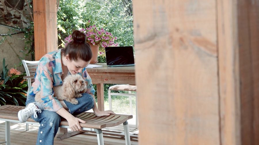 Núria Gago asseguda a una terrassa amb la seva gossa Rita