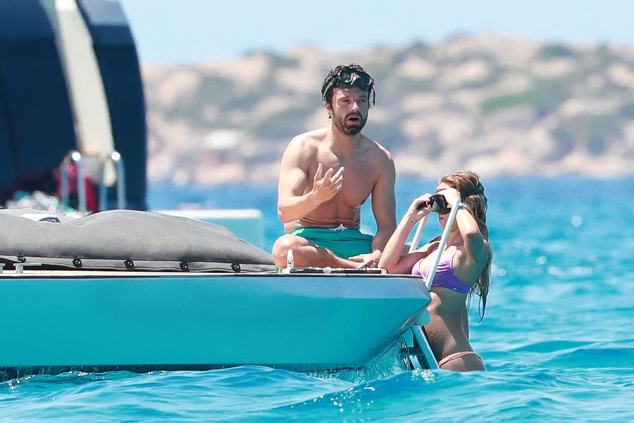 Sebastian Stan y Alejandra Onieva han podido darse un chapuzón en el Mediterráneo