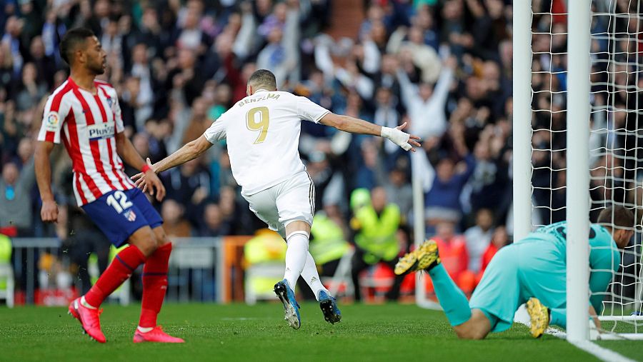 El delantero francés del Real Madrid Karim Benzema celebra el gol conseguido ante el Atlético de Madrid