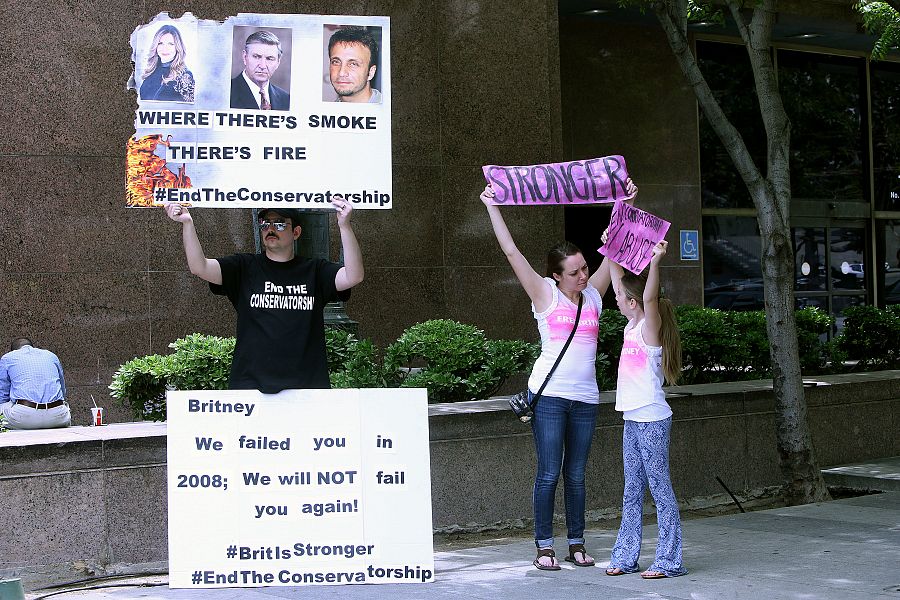 Los seguidores de Britney Spears con carteles de apoyo a la artista