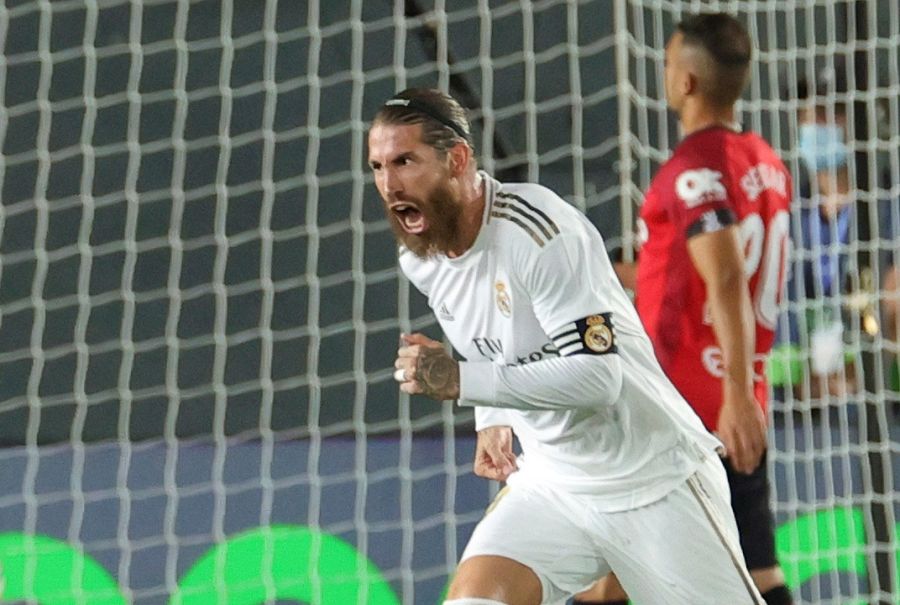 El defensa del Real Madrid Sergio Ramos celebra el segundo gol del equipo blanco durante el encuentro correspondiente a la jornada 31 de Primera división frente al Real Mallorca en el estadio Alfredo Di Stéfano, en Madrid.