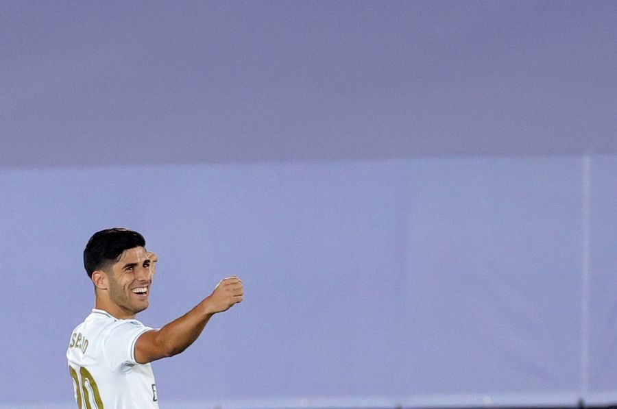 El delantero del Real Madrid Marco Asensio celebra tras marcar ante el Alavés durante el partido de Liga en el estadio Alfredo Di Stéfano, en Madrid.