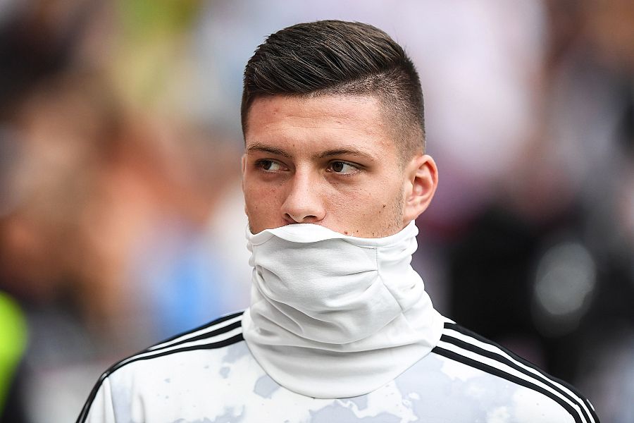 Luka Jovic, con la equipación blanca