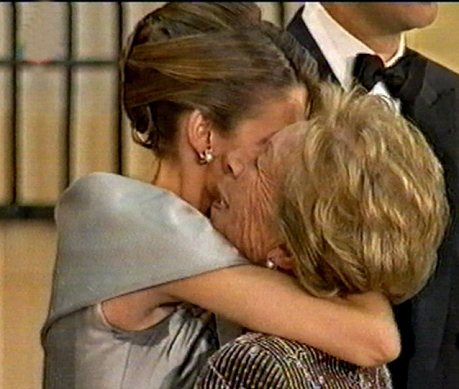 Letizia abraza a su abuela Menchu emocionada