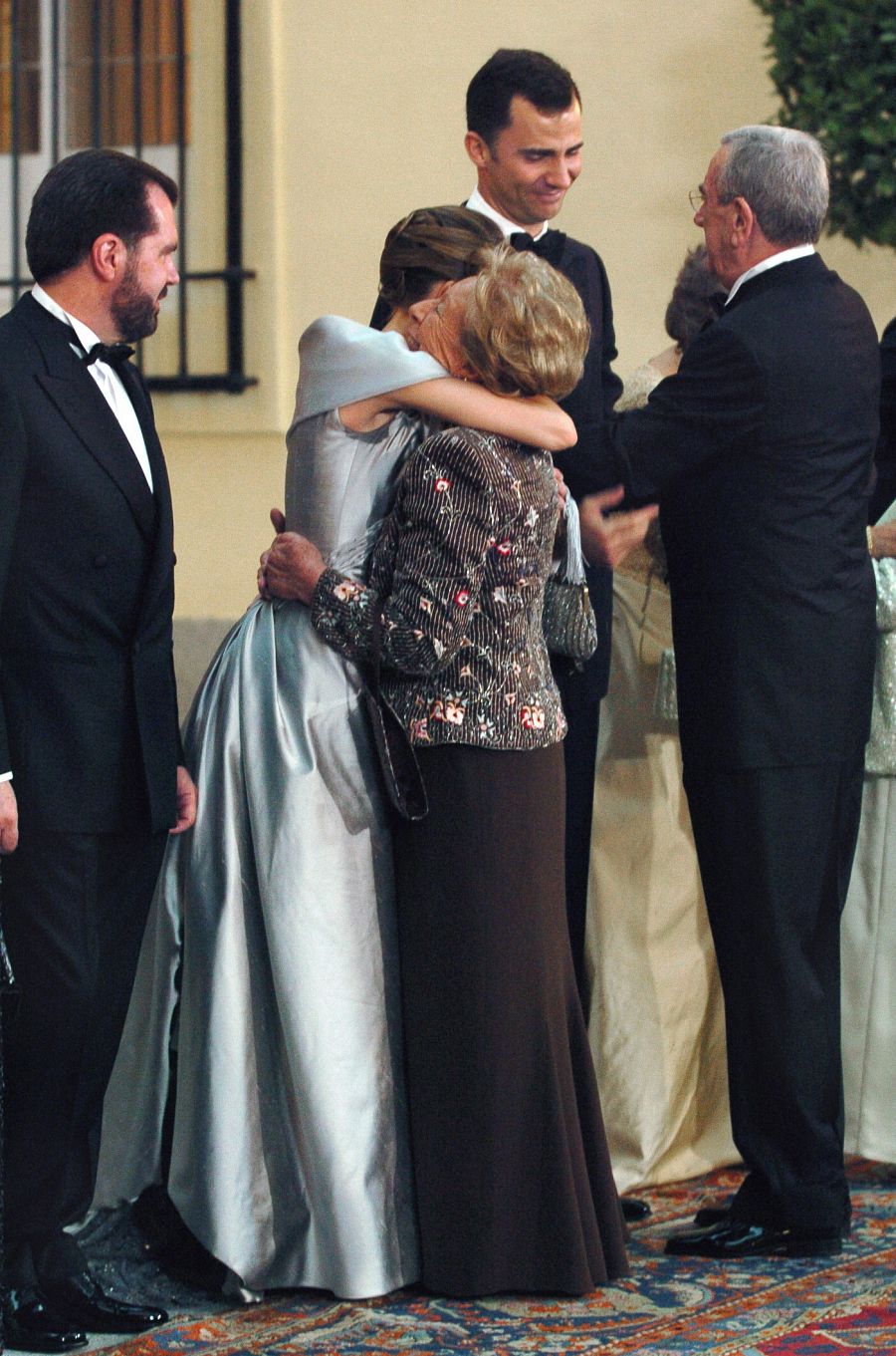 El emotivo abrazo de Letizia Ortiz con su abuela Menchu Álvarez del Valle en la cena de gala previa a su boda