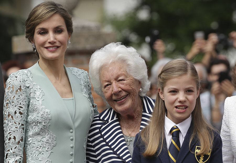 La reina Letizia junto a su abuela Menchu Álvarez del Valle en la comunión de la infanta Sofía en 2017