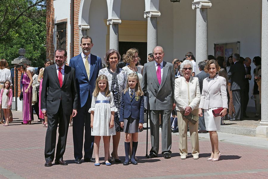 Menchu Álvarez del Valle con la Familia Real en la comunión de Leonor en 2015