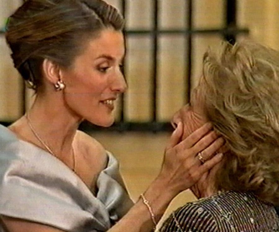 Letizia Ortiz, muy emocionada con su abuela Menchu a la entrada de la cena previa a su boda con el príncipe