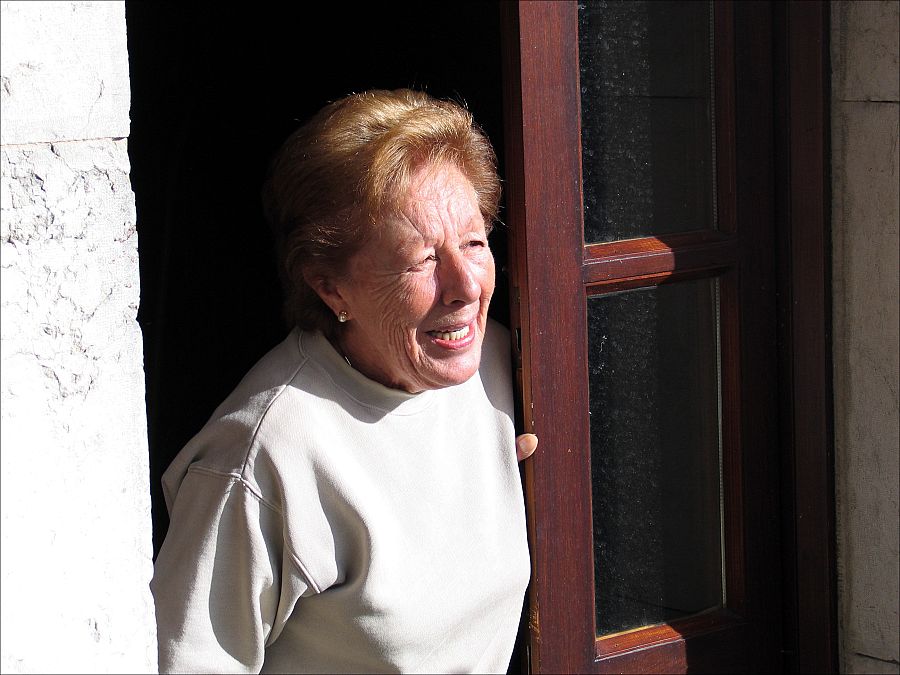 Menchu Álvarez del Valle en su casa de Sardéu tras conocer el compromiso de Letizia con el príncipe Felipe