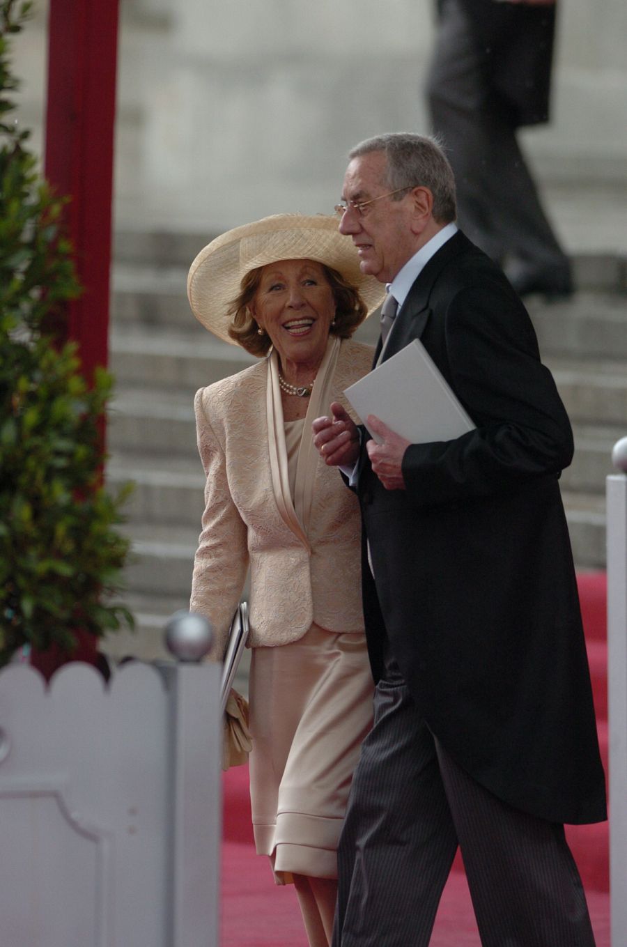 Menchu Álvarez del Valle con su marido, José Luis Ortiz, a la salida de la boda de su nieta Letizia
