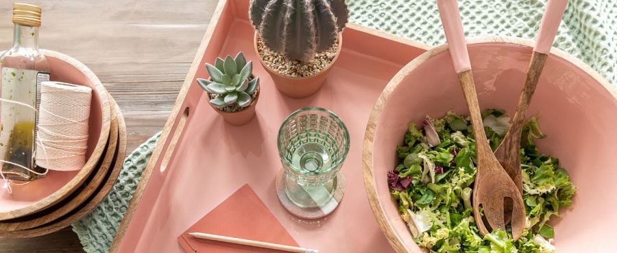 Una mesa bien decorada invita a largas charlas de verano en nuestra terraza