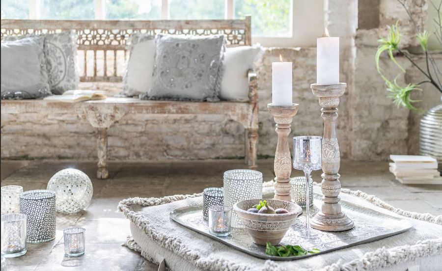 Los pequeños objetos de decoración es preferible tenerlos agrupados para un mejor efecto estético