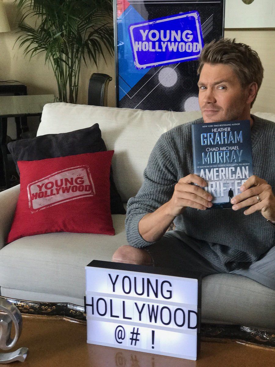 Chad Michael Murray posa junto a su libro, 'American Drifter: A Thriller' (2017)