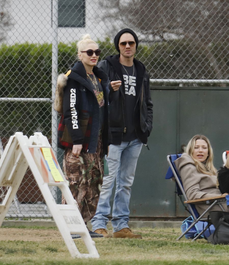 Gwen Stefani y Chad Michael Murray fotografiados en Los Ángeles mientras sus hijos juegan al futbol