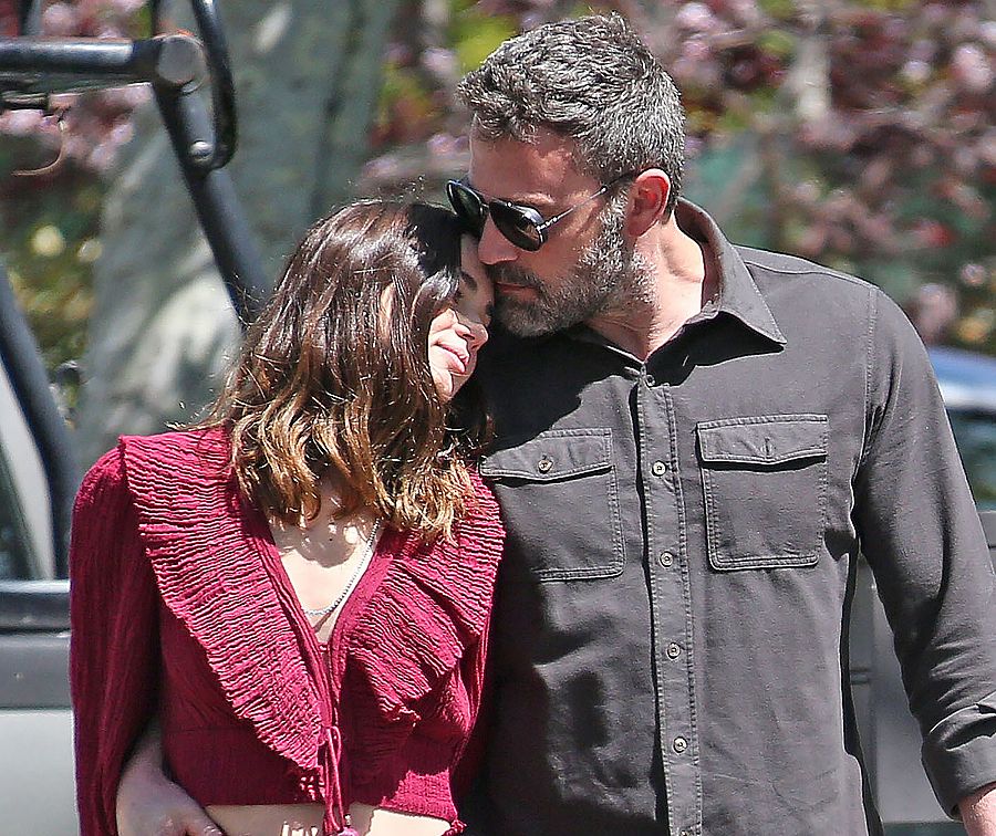 Ben Affleck y Ana de Armas paseando por Los Angeles, California.