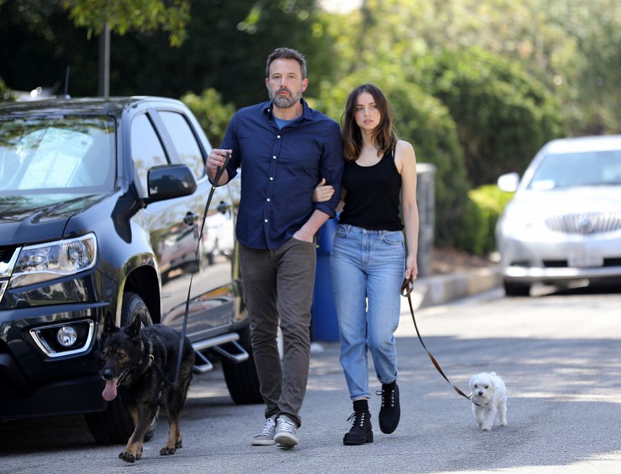 Ana de Armas con Ben Affleck paseando a sus perros por Los Angeles.