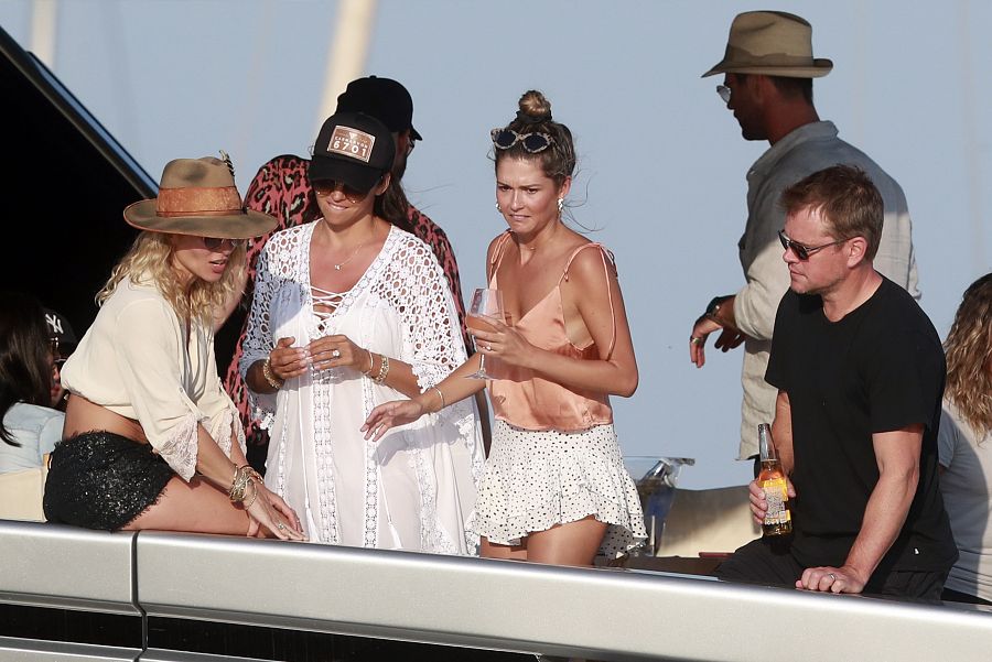 Matt Damon y Luciana Barroso con Elsa Pataky y Chris Hemsworth en Ibiza en el 2019