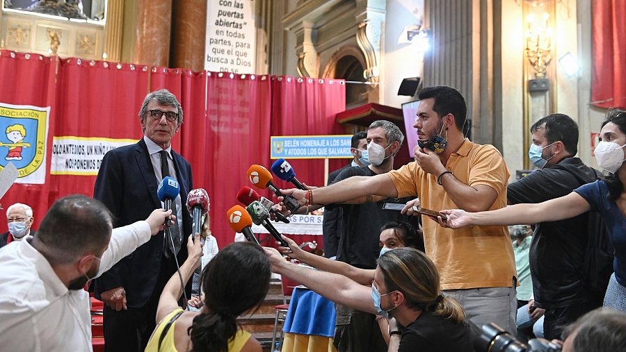 El presidente del Parlamento Europeo atiende a los periodistas en la iglesia de San Antón, Madrid.