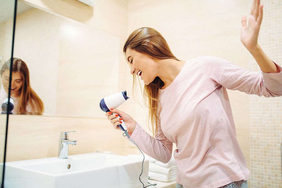 Eliminar el exceso de agua y no recoger nunca el pelo mojado son algunos cuidados basicos del cabello