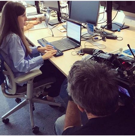 Sandra Timón trabajando en la sede de Microsoft España en Madrid