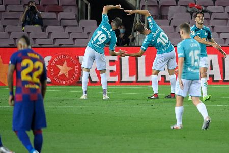 Los jugadores de Osasuna celebram un gol en el Camp Nou