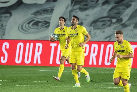 El centrocampista del Villarreal Vicente Iborra (c) tras conseguir el primer gol de su equipo ante el Real Madrid