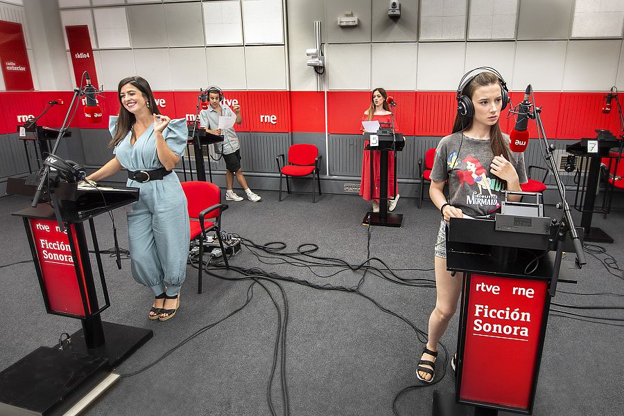 Maite (Ylenia Baglietto) y Camino (Aria Bedmar)  grabando, en RNE
