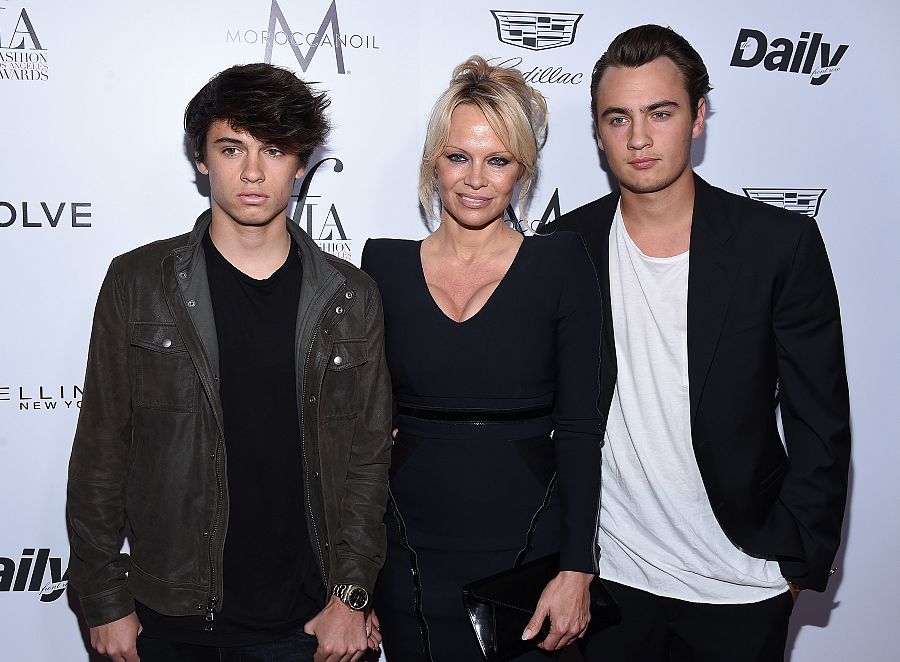 Pamela Anderson con sus hijos Dylan y Brandon