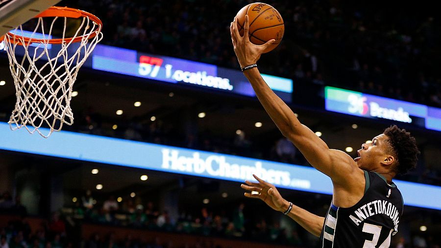 Antetokounmpo hace una bandeja en un partido con los Bucks