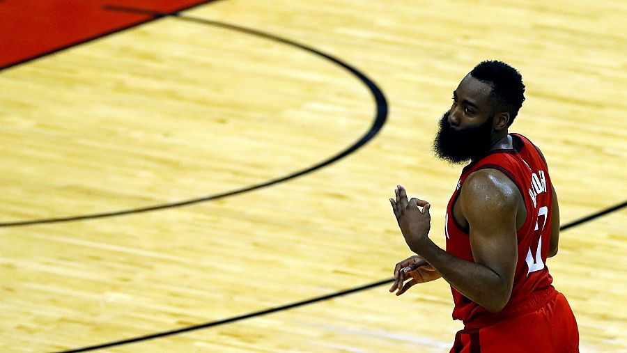 James Harden celebra una canasta de tres puntos