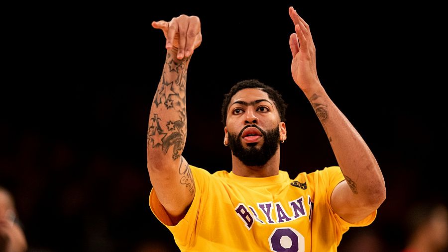 Anthony Davis, durante un calentamiento con los Lakers