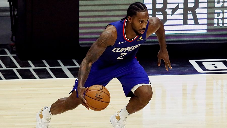 Kawhi Leonard busca la pintura en un partido con los Clippers