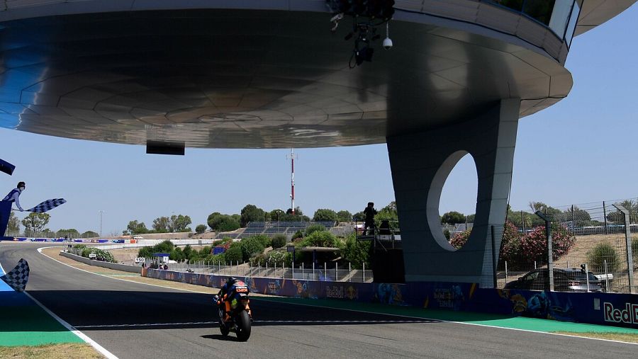 Luca Marini cruza el primero por delante de la bandera a cuadros