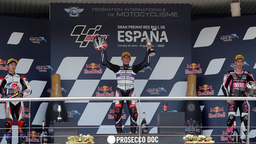 Imagen: Albert Arenas (KTM), escoltado en el podio por Ai Ogura (Honda) y Tony Arbolino (Honda)