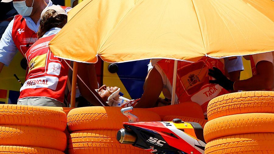 Imagen: Los servicios médicos del circuito Ángel Nieto se llevan a Marc Márquez en ambulancia