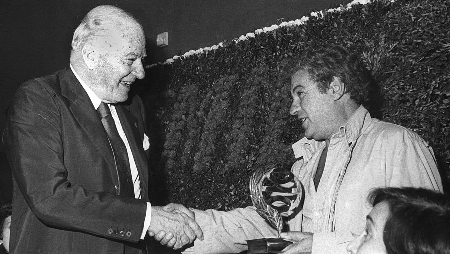 Juan Marsé recibe en 1978 el Premio Planeta por la novela 'La muchacha de las bragas de oro', de manos del político Josep Tarradellas.