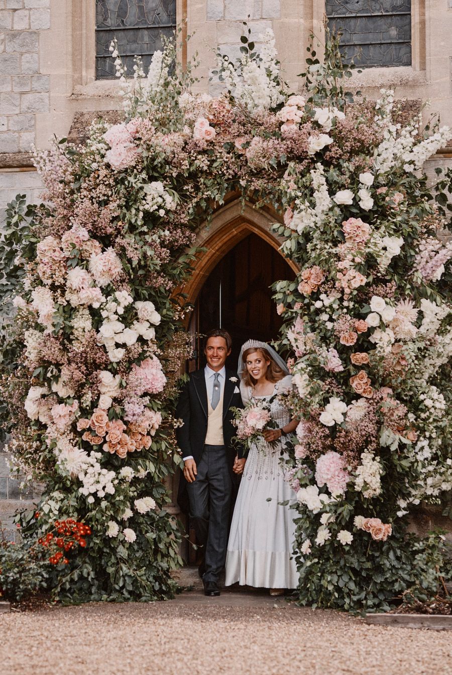 Edoardo Mapelli y la Princesa Beatriz de York salen de la Capilla de Windsor como marido y mujer tras su boda secreta