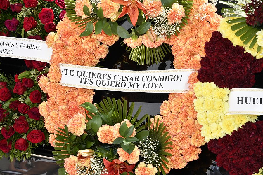 Paz Padilla le dedica esta cariñosa corona de flores a su marido Juan Vidal en su entierro en la que se puede leer: 