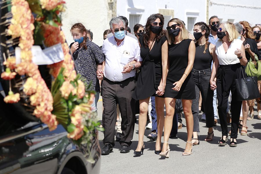 Paz Padilla, su hija Anna Ferrer y la hija de su marido, Juan Vidal, acuden juntas al cementerio tras el funeral de éste