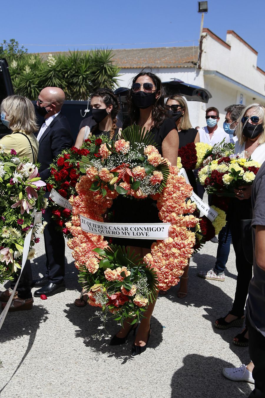 Paz Padilla posa con la corona de flores que le ha dedicado a su marido Juan Vidal en el entierro de éste