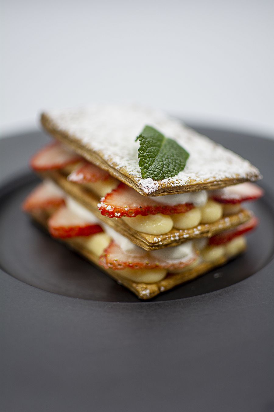 Milhojas de fresas de Samantha con nata avainillada y sopa de crema inglesa.