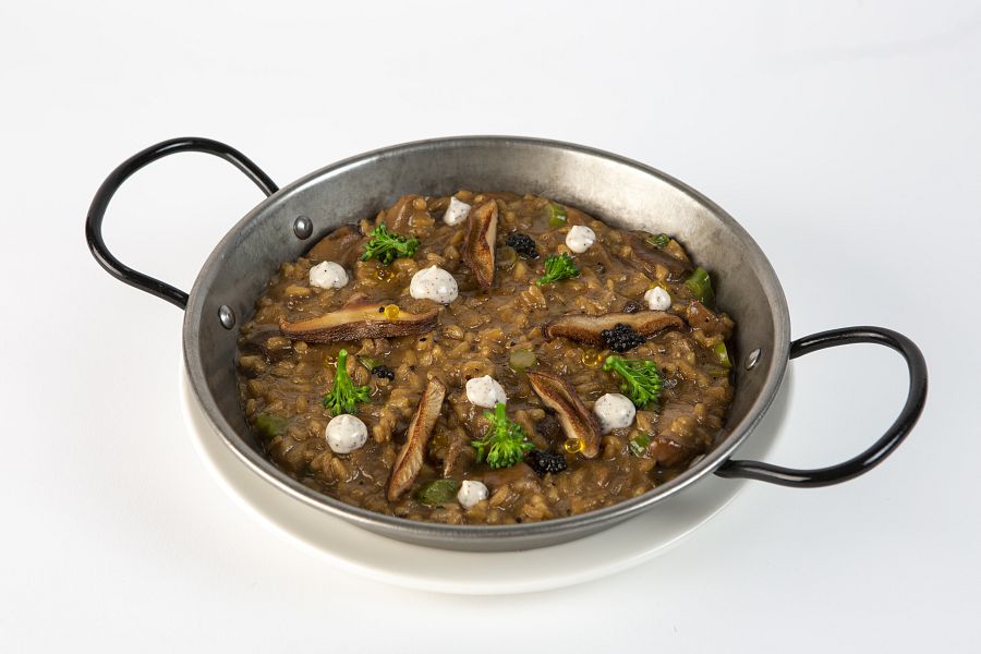 Arroz meloso trufado de setas y espárragos verdes con alioli de ajos asados.