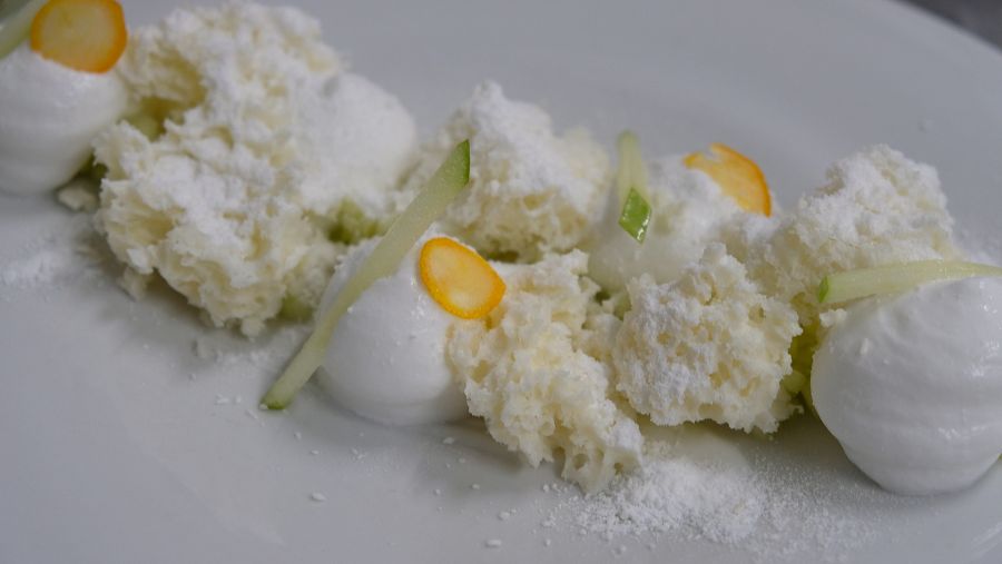 El postre de Jordi Cruz: Espuma de coco y limón con helado de yogur.