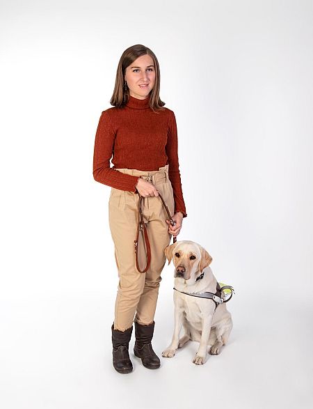 Sandra Timón con Plica, su perrita guía