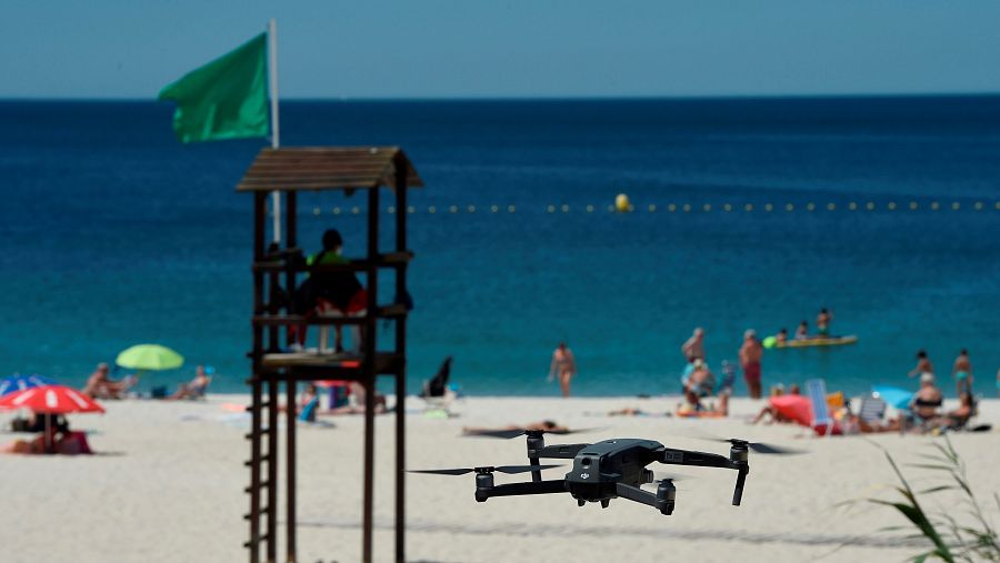 La policía local controla el aforo de las playas con drones