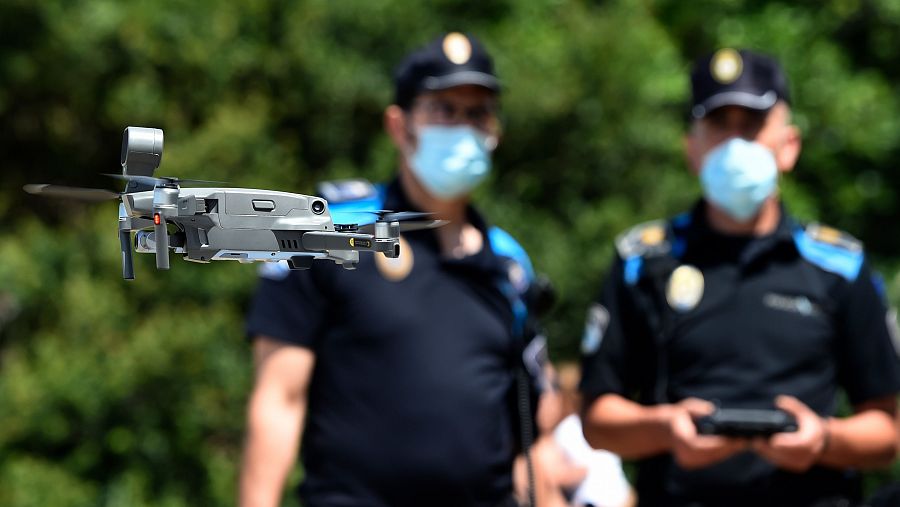 Drones aliados con la policía para controlar la distancia en las playas