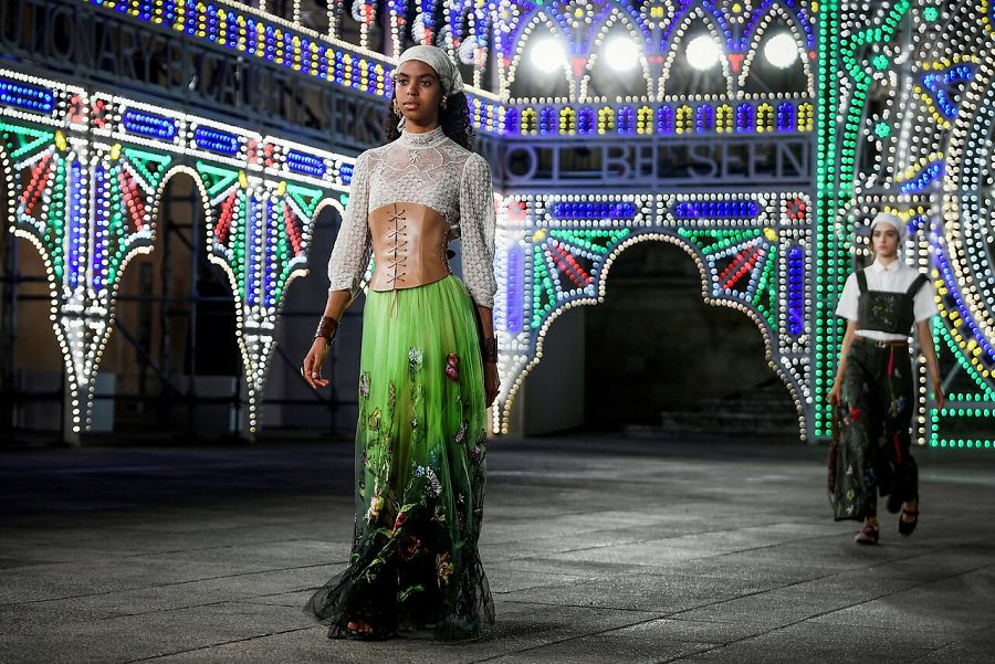 Dior ilumina su pasarela con 30 000 bombillas a modo de verbena popular.